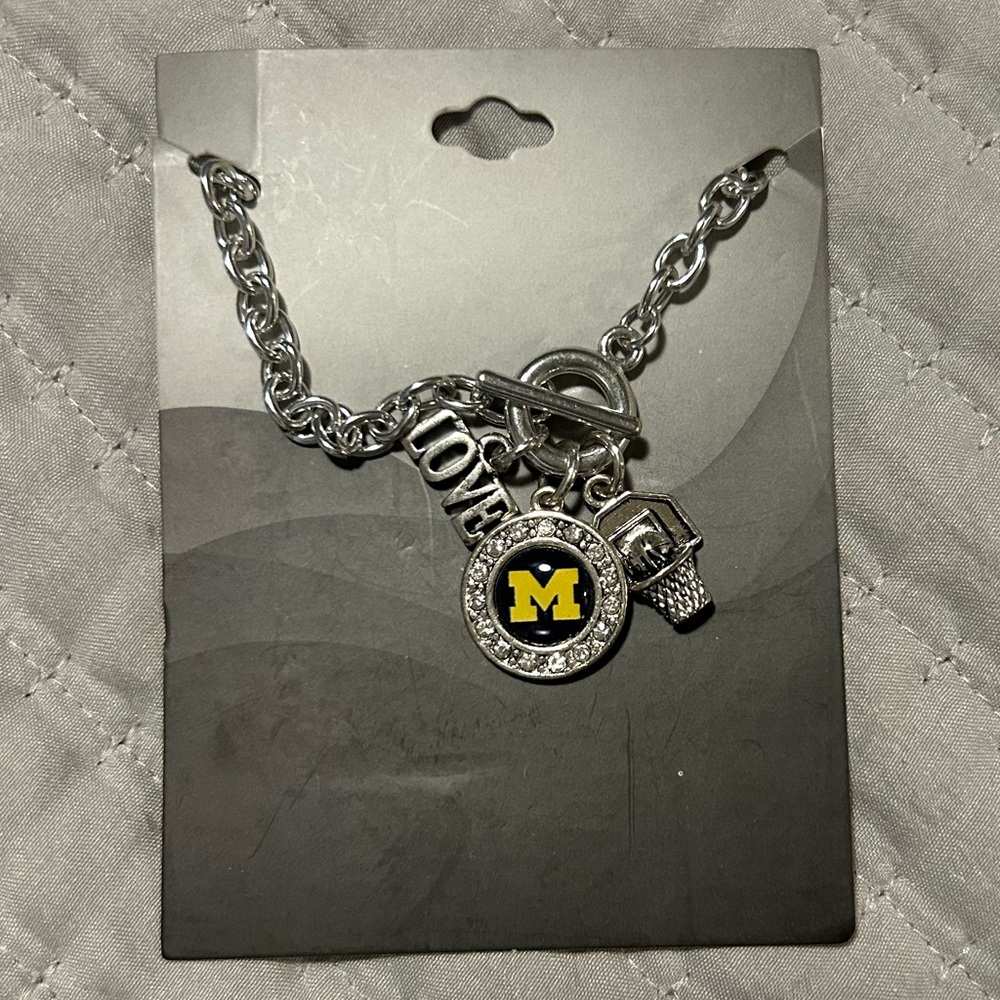 ❤️ BRAND NEW! Michigan basketball charm bracelet